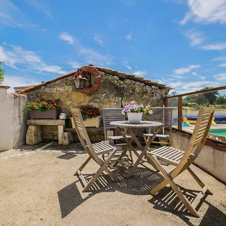 Cozy Holiday In Sur Seugne With Pool