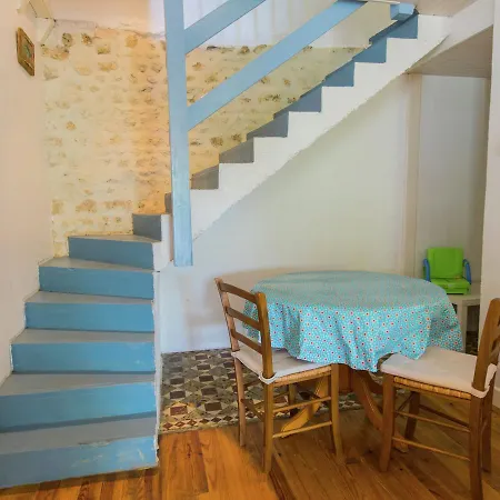 Cozy Holiday In Sur Seugne With Pool